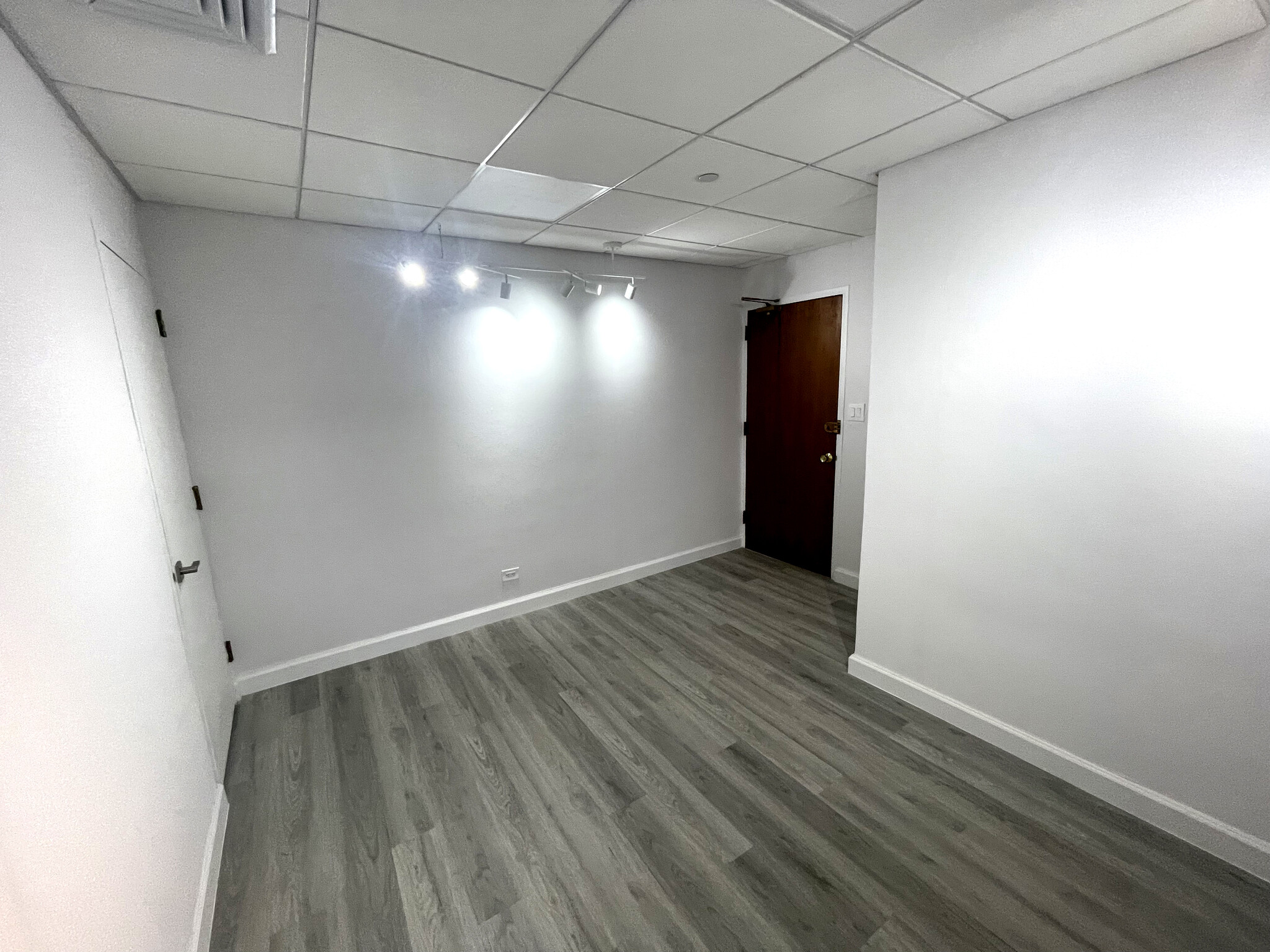 119-121 W 57th St, New York, NY for lease Interior Photo- Image 1 of 3