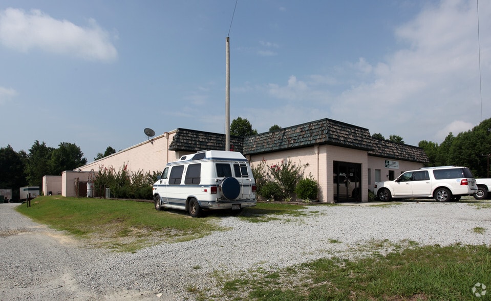 2309 Dunmore Ct, High Point, NC for lease - Primary Photo - Image 2 of 6