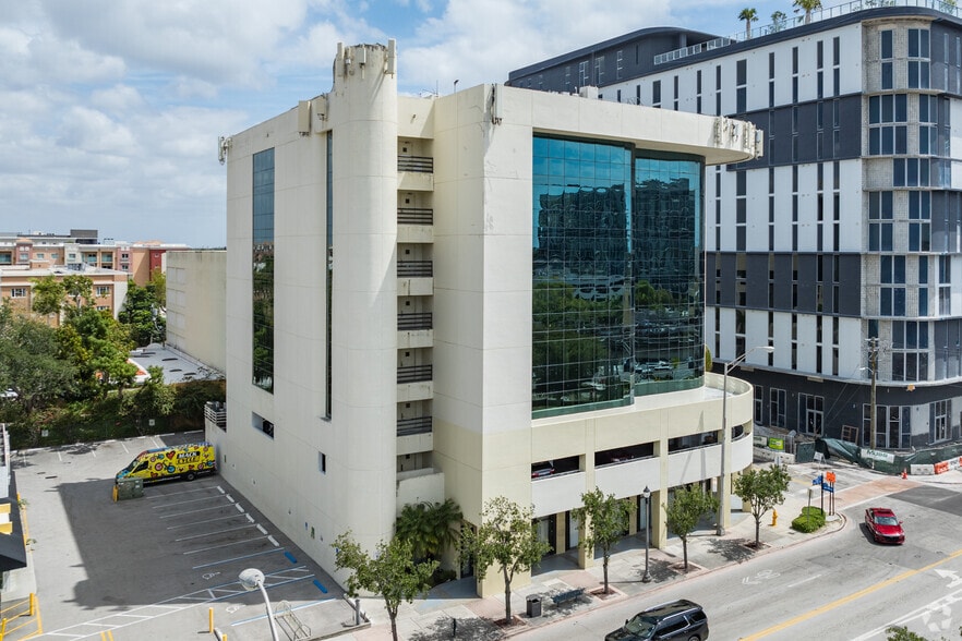 5975 Sunset Dr, Miami, FL for lease - Building Photo - Image 3 of 26