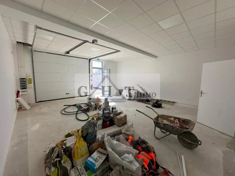 Industrial in Saint-Michel-sur-Orge for lease - Interior Photo - Image 2 of 4