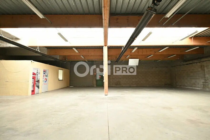 Office in Meyzieu for lease - Interior Photo - Image 2 of 7