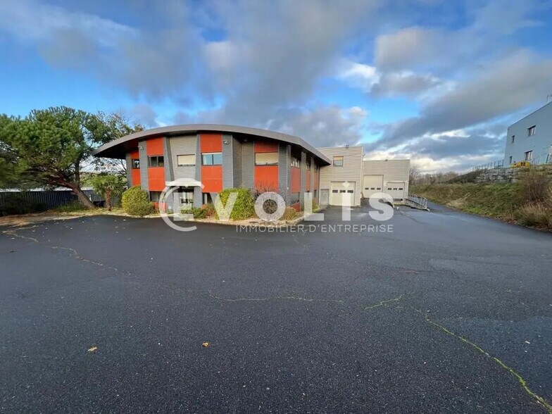 Flex in FLEURIEUX-SUR-L'ARBRESLE for lease - Building Photo - Image 1 of 17