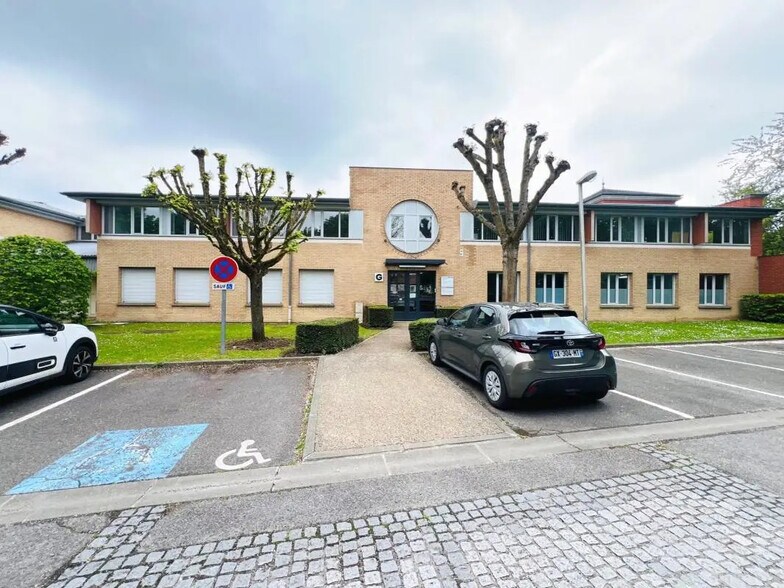 Office in Voisins-le-Bretonneux for lease - Building Photo - Image 1 of 12