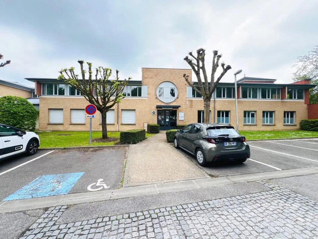 Office in Voisins-le-Bretonneux for lease Building Photo- Image 1 of 13