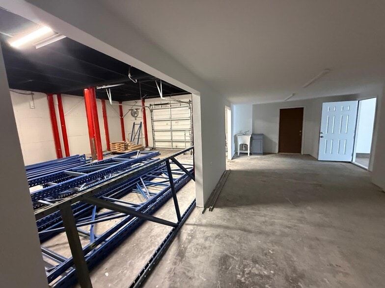 2578 Fowler St, Fort Myers, FL for lease - Building Photo - Image 3 of 21