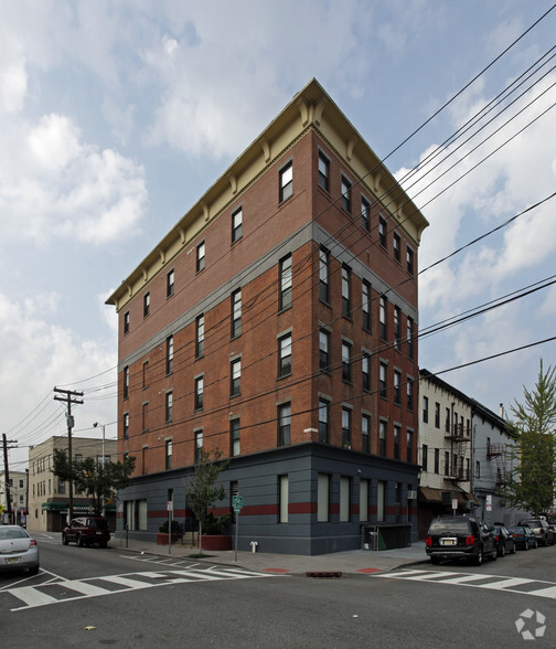 236 Newark Ave, Jersey City, NJ for lease - Primary Photo - Image 2 of 20