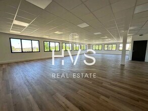 Retail in Éguilles for lease Interior Photo- Image 1 of 2