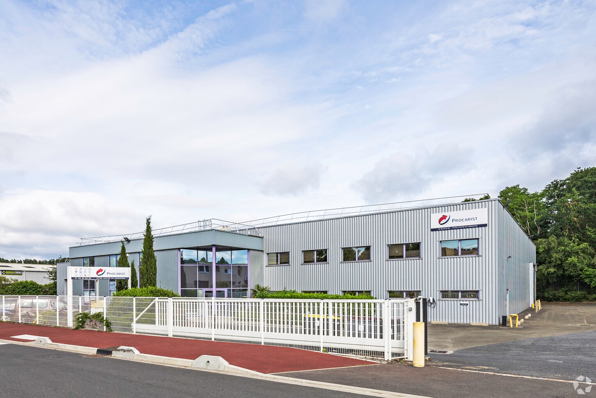 Flex in Taverny for lease Building Photo- Image 1 of 8