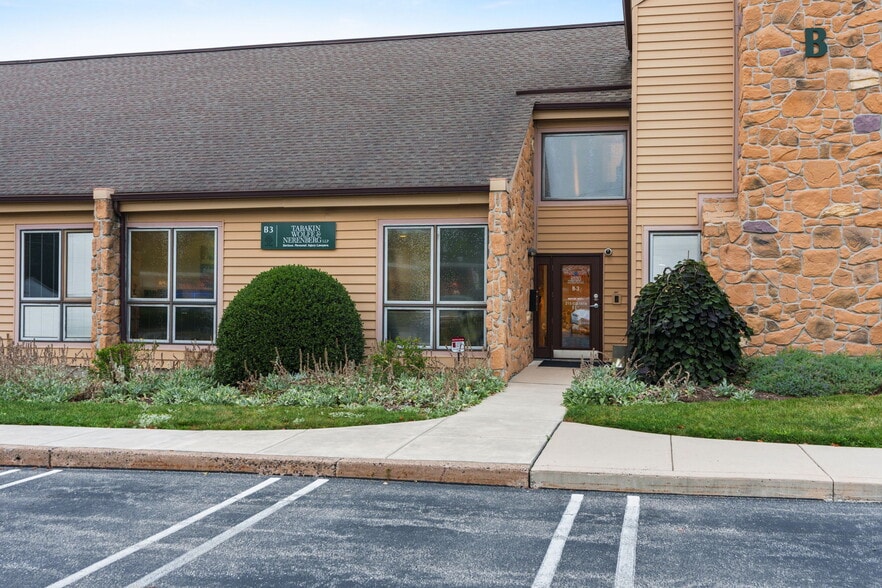 1000 Germantown Pike, Plymouth Meeting, PA for sale - Building Photo - Image 3 of 46