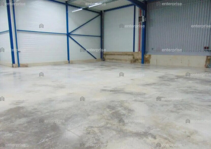 Flex in Neuilly-en-Thelle for lease - Interior Photo - Image 3 of 6