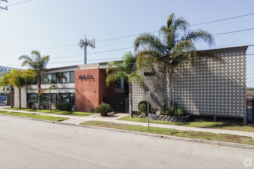 8621 Bellanca Ave, Los Angeles, CA for sale - Primary Photo - Image 1 of 4