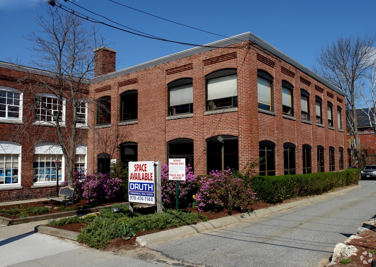 26 Chestnut St, Andover, MA 01810