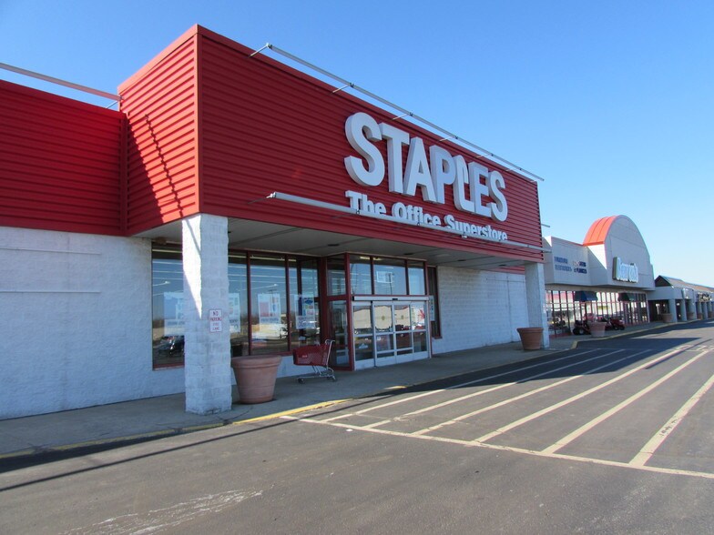 1366-1392 S Main St, Adrian, MI for sale - Building Photo - Image 1 of 1