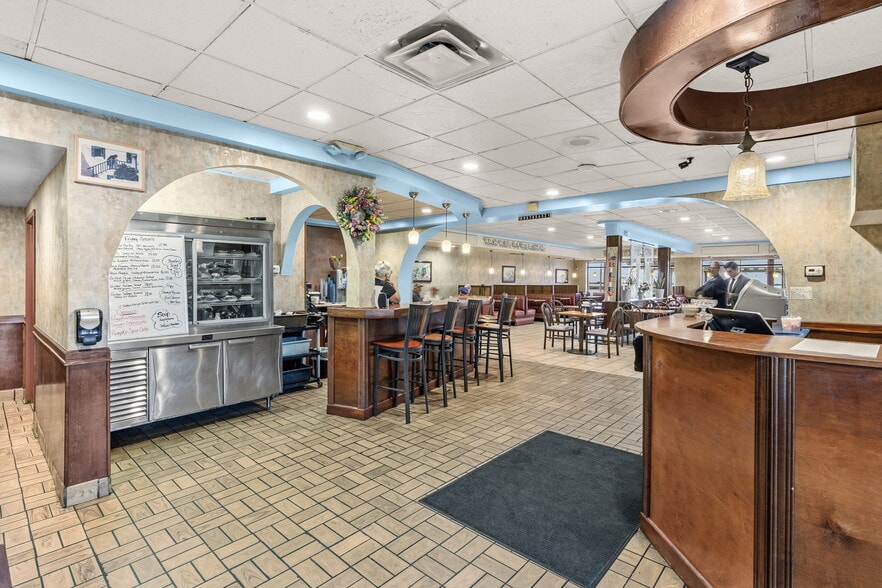 6-8 Lake Shore Dr W, Dunkirk, NY for sale - Building Photo - Image 2 of 16