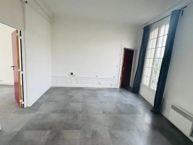 Office in Paris for lease - Interior Photo - Image 2 of 12