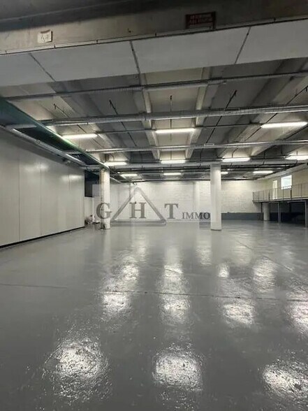 Industrial in Bagnolet for lease - Interior Photo - Image 2 of 7