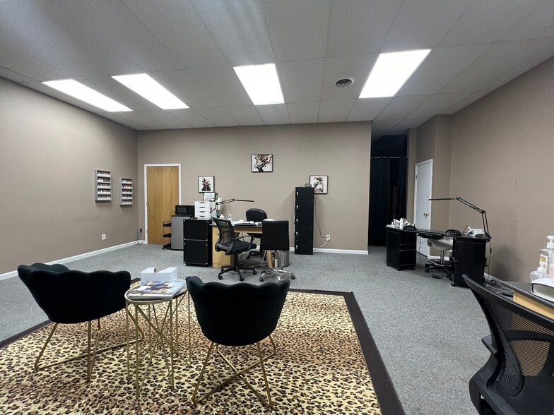 402 E Main St, Riverton, WY for sale - Interior Photo - Image 3 of 37