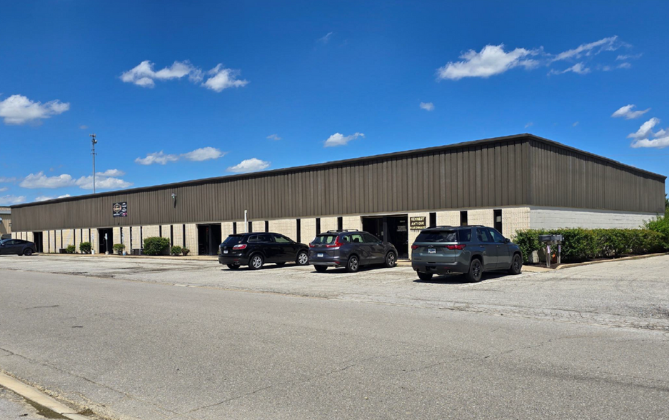 10655-10667 Andrade Dr, Zionsville, IN for lease - Building Photo - Image 1 of 5