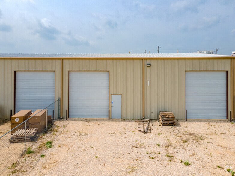 200 Eurostar Dr, Pleasanton, TX for lease - Building Photo - Image 2 of 8