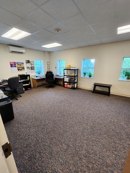 30 L P Henderson Rd, Beverly, MA for lease - Building Photo - Image 2 of 4