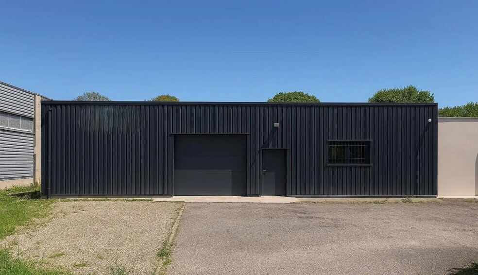 Flex in Aussonne for lease - Building Photo - Image 1 of 25