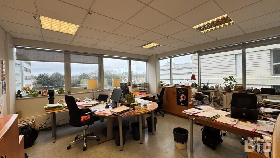 Office in Bordeaux for lease - Interior Photo - Image 2 of 4