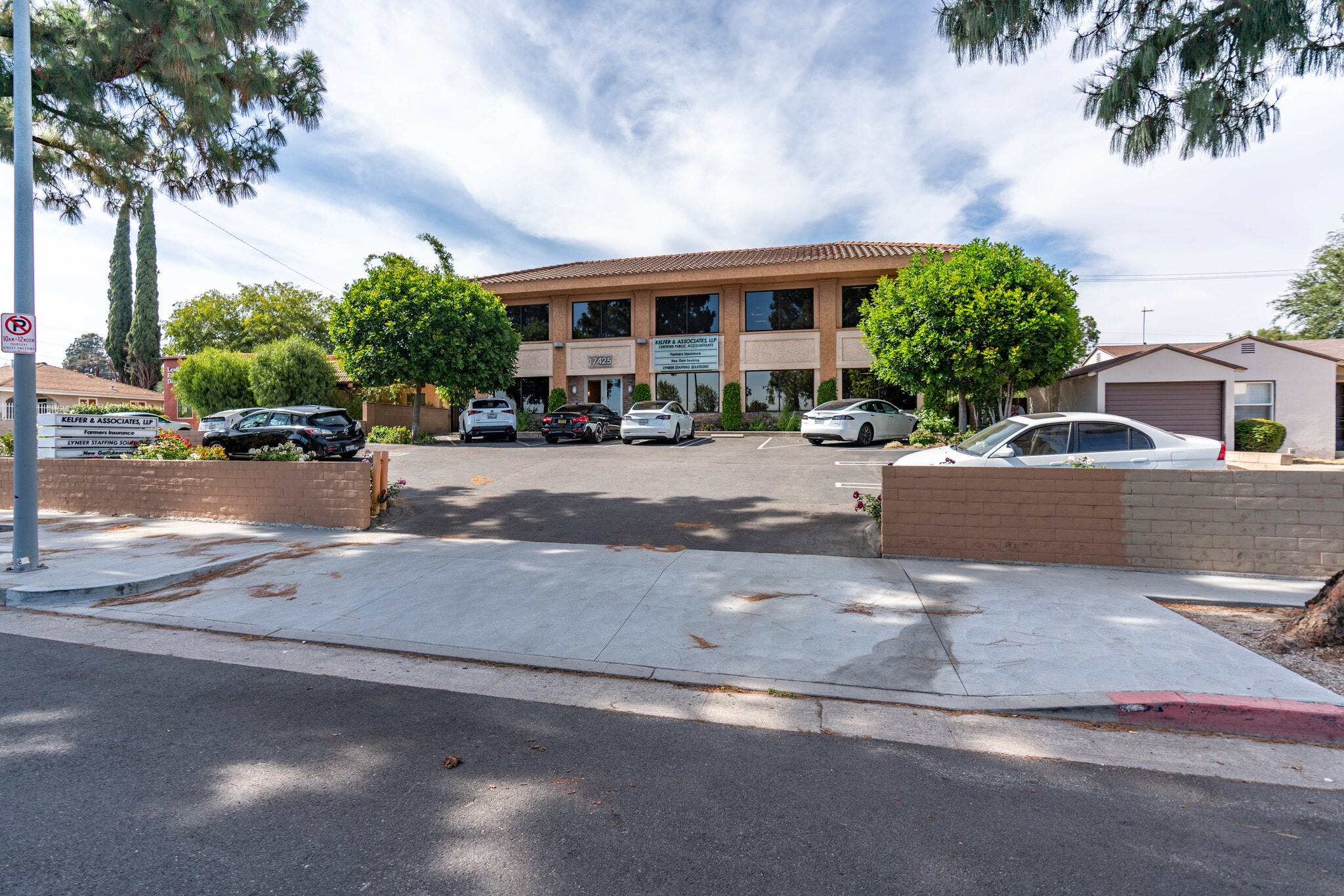 17425 Chatsworth St, Granada Hills, CA for lease Building Photo- Image 1 of 25