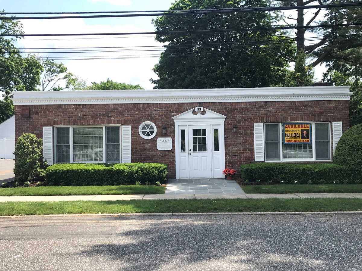 33 Candee Ave, Sayville, NY 11782