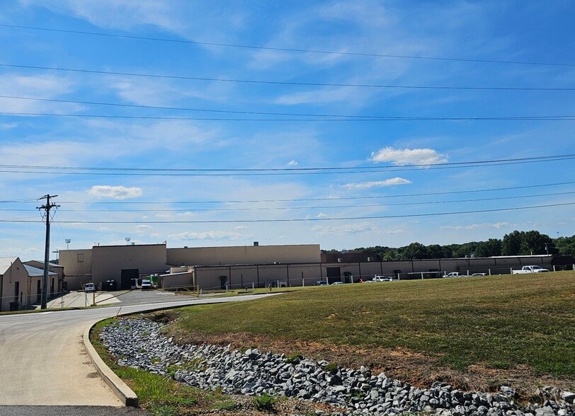 213 Dennis St, Athens, TN for lease - Primary Photo - Image 2 of 12