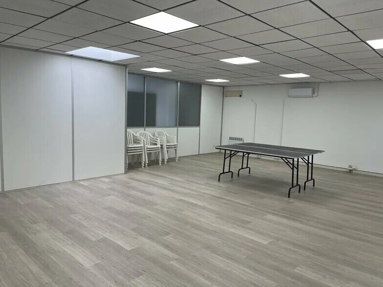 Office in Marseille for lease - Building Photo - Image 2 of 6