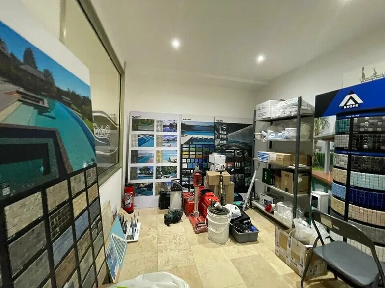 Retail in Antibes for lease - Interior Photo - Image 3 of 6