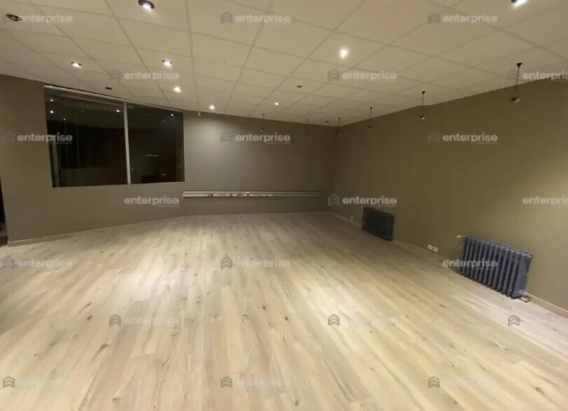 Retail in Lille for lease - Interior Photo - Image 2 of 2