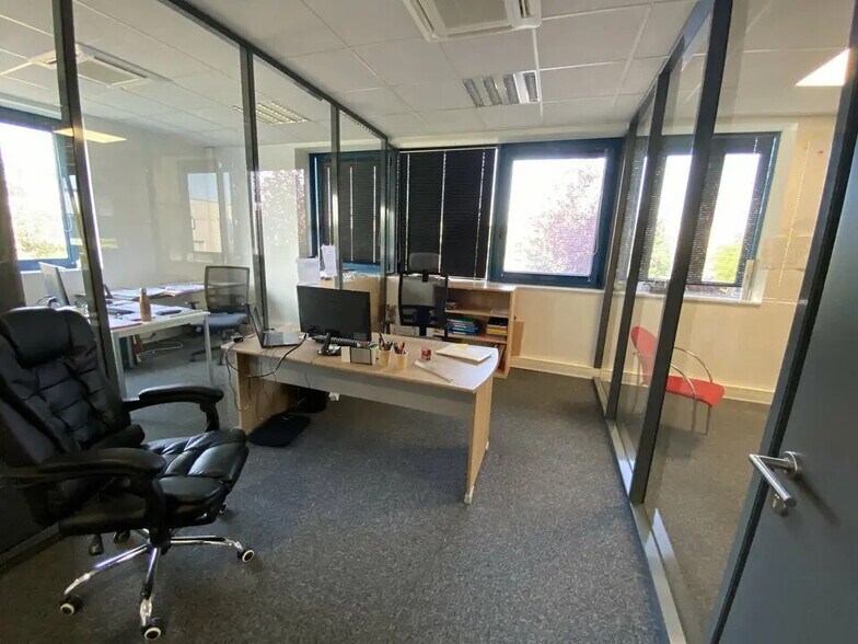 Office in Écully for lease - Building Photo - Image 3 of 9