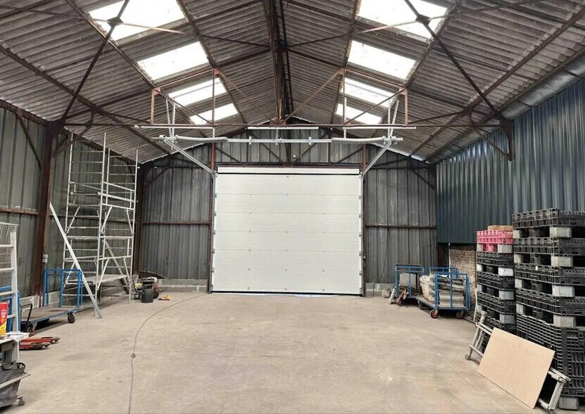 Industrial in Fretin for lease - Building Photo - Image 3 of 3