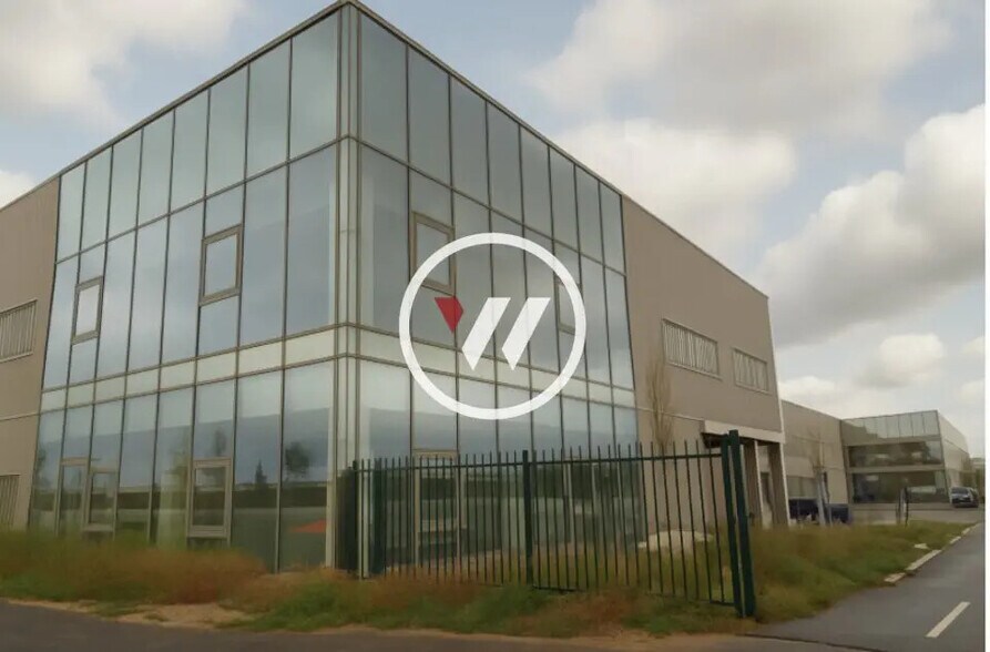 Industrial in Tremblay-en-France for sale - Building Photo - Image 2 of 3