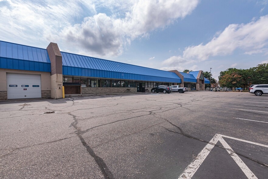 802 Broadway, Wisconsin Dells, WI for sale - Building Photo - Image 3 of 24