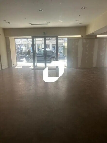 Retail in Arras for lease - Interior Photo - Image 3 of 6