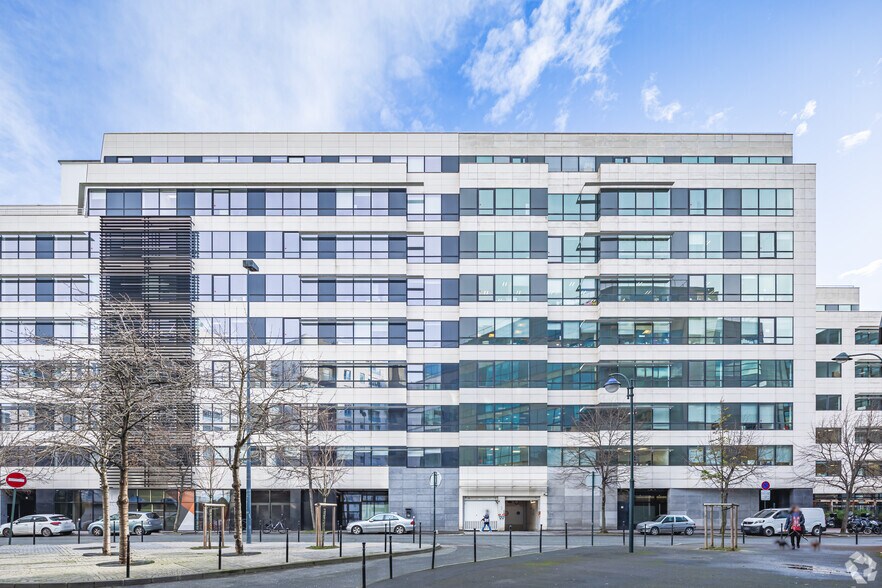 Office in Clichy for lease - Building Photo - Image 2 of 2