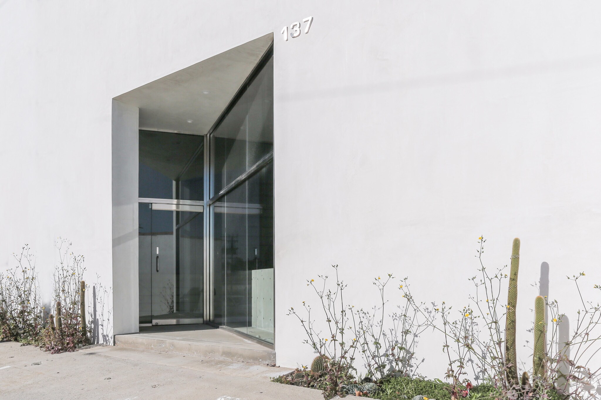 137 Eucalyptus Dr, El Segundo, CA for sale Building Photo- Image 1 of 1