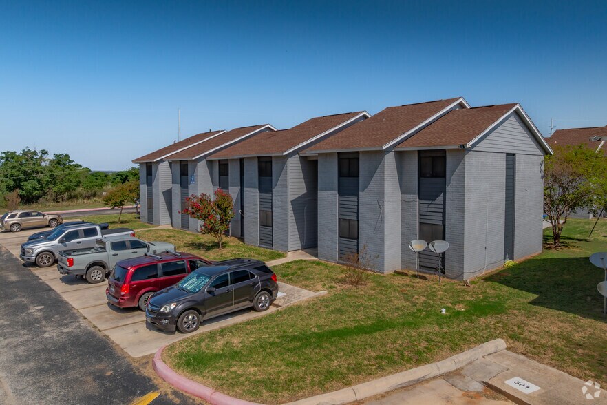 100 L C Martin Dr, Devine, TX for sale - Primary Photo - Image 1 of 1