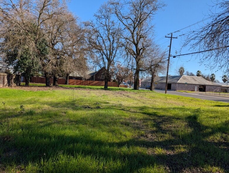 17,424 sq. ft. vacant commercial land portfolio of 2 properties for sale on LoopNet.com - Building Photo - Image 2 of 3