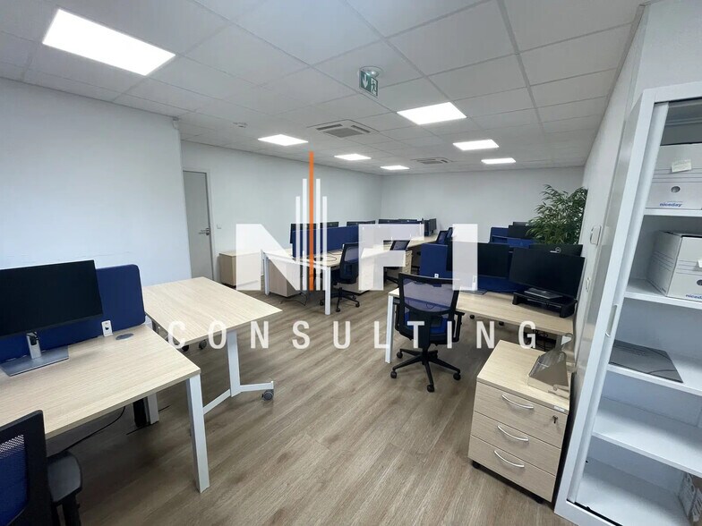 Flex in Valbonne for lease - Interior Photo - Image 2 of 5