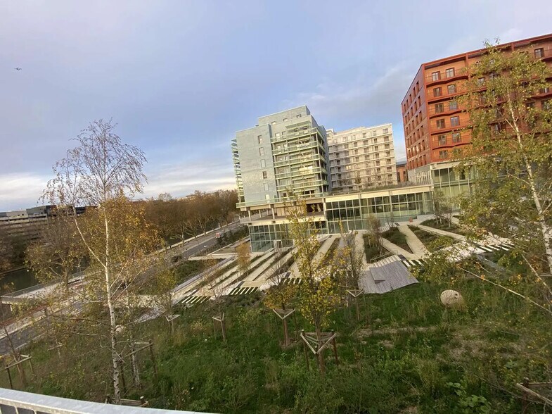 Retail in Saint-Ouen-sur-Seine for lease - Building Photo - Image 2 of 3