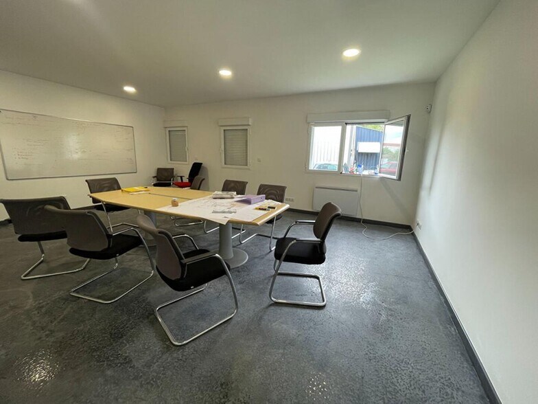 Industrial in Chevrières for lease - Interior Photo - Image 2 of 7