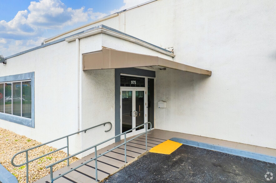 975 N Miami Beach Blvd, North Miami Beach, FL for lease - Building Photo - Image 3 of 18