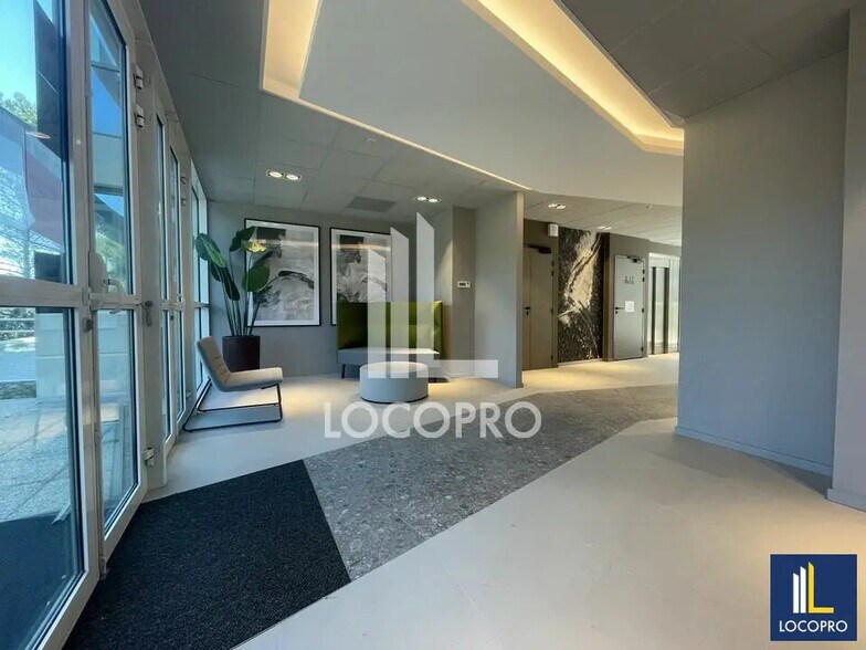 Office in SOPHIA ANTIPOLIS for lease - Lobby - Image 2 of 9