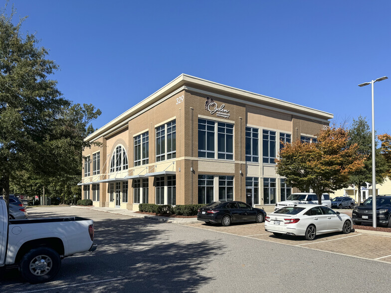 329 Edwin Dr, Virginia Beach, VA for lease - Building Photo - Image 1 of 24