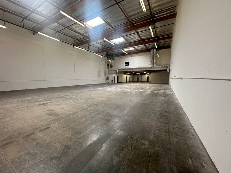 24922 Anza Dr, Valencia, CA for lease - Building Photo - Image 3 of 7