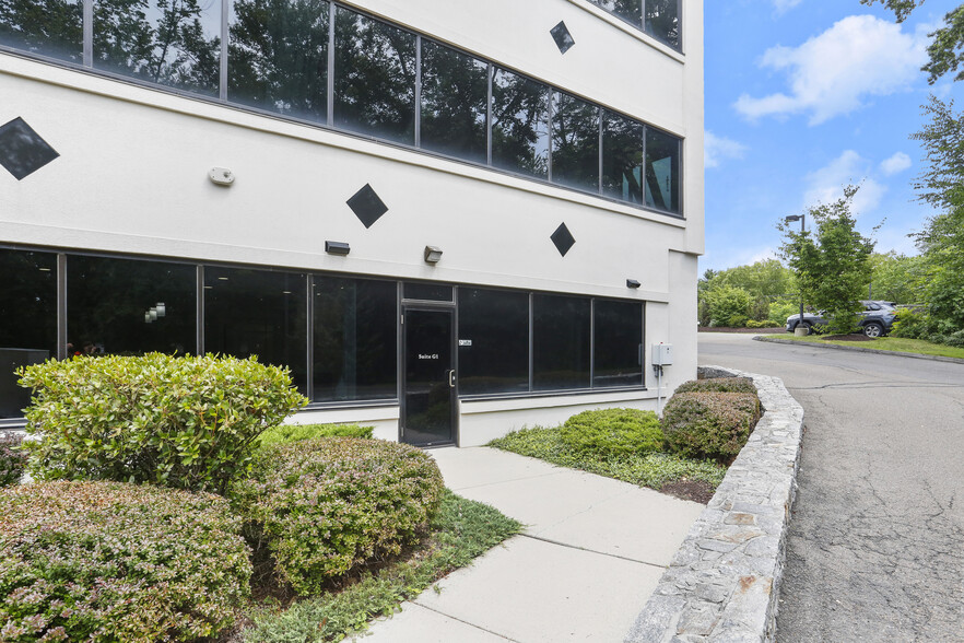 105 Technology Dr, Trumbull, CT for lease - Building Photo - Image 3 of 13