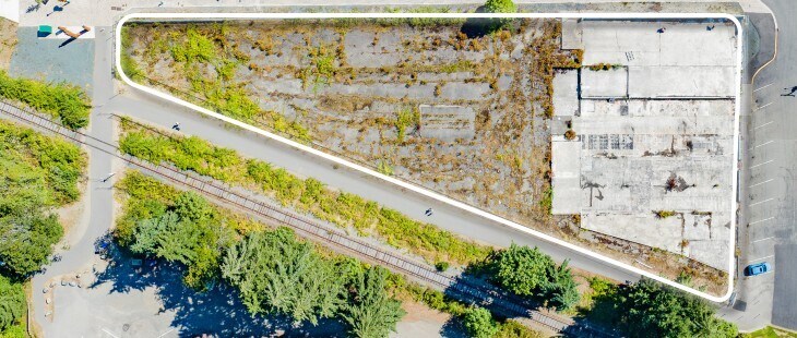 673 Fir St, Qualicum Beach, BC for sale - Primary Photo - Image 1 of 1